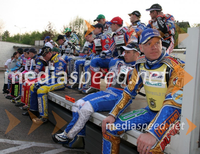 Tony Rickardsson (Švedska) (v ospredju) in ostali vozniki Speedway Grand Prix serije 2006 pred prvo dirkoSPEEDWAY GRAND PRIX, VN Slovenije 2006, dirka