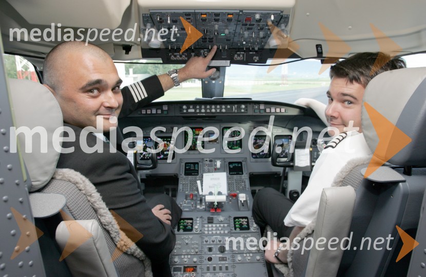 Pilot Borut Dolenc in kopilot Marco MallaunNovo letalo družbe Styrian Spirit