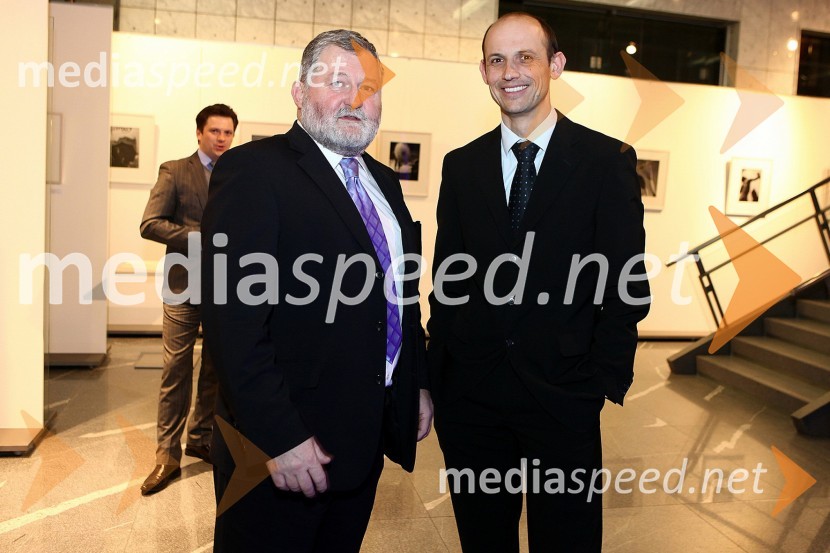 Igor Žvokelj, direktor Poslovne mreže - Osrednja Slovenija in Peter Janežič, namestnik direktorice Podružnice NLB Šiška Bežigrad d.d.MasterCard in EnKa nagrajujeta, zaključek nagradne igre