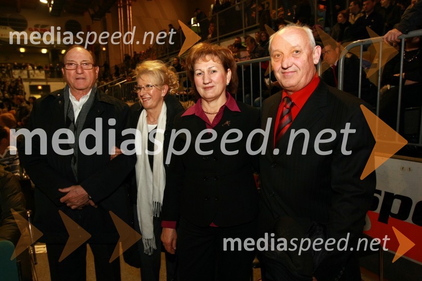 ..., ..., Janez Ajlec, lastnik družinskega podjetja AJM d.o.o. in soproga MarijaOliver Dragojevič in Gibonni, koncert