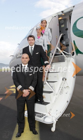 Posadka letala: pilot Borut Dolenc, kopilot Marco Mallaun in stevardesiNovo letalo družbe Styrian Spirit