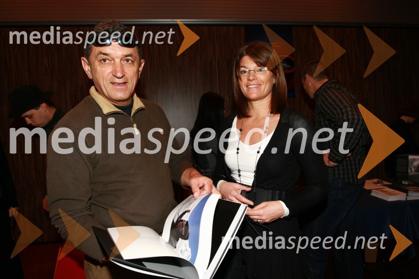 Stipe Božič, planinec in snemalec Tomaževih odprav ter Maja Roš, novinarka Pop TVTomaž Humar: Ni nemogočih poti, novinarska konferenca ob drugi dopolnjeni izdaji