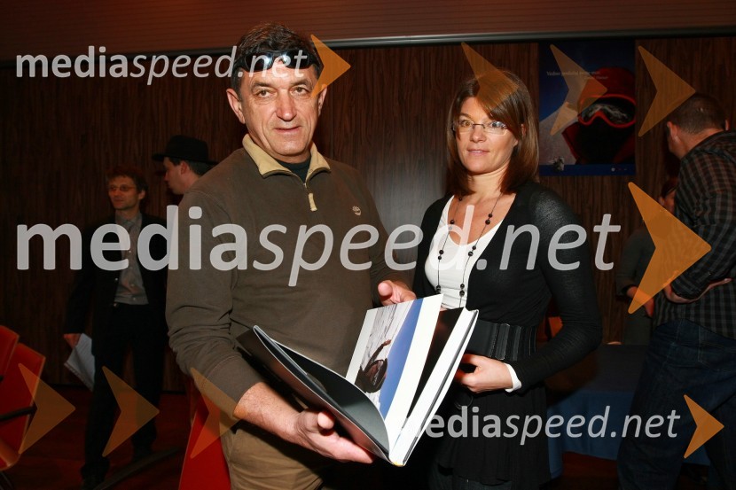 Stipe Božič, planinec in snemalec Tomaževih odprav ter Maja Roš, novinarka Pop TVTomaž Humar: Ni nemogočih poti, novinarska konferenca ob drugi dopolnjeni izdaji