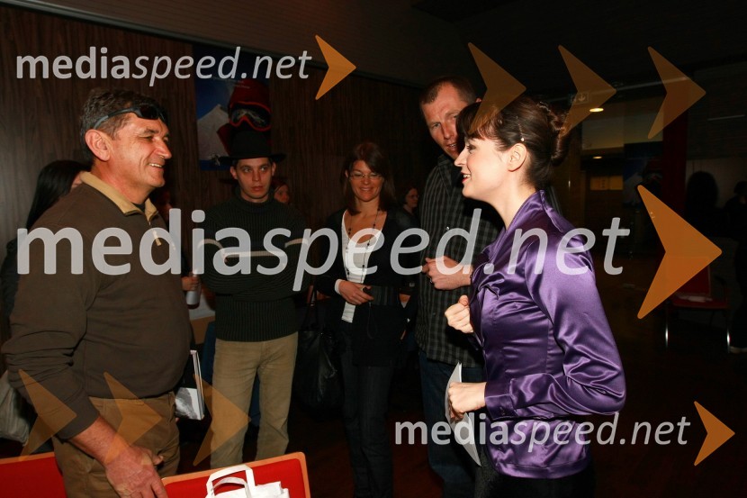 Stipe Božič, planinec in snemalec Tomaževih odprav ter Tjaša Koprivec, urednica Založbe SanjeTomaž Humar: Ni nemogočih poti, novinarska konferenca ob drugi dopolnjeni izdaji