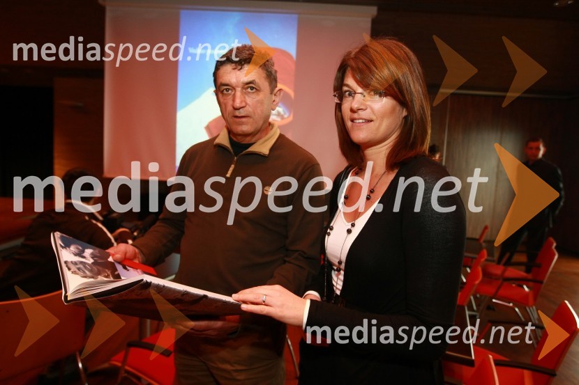 Stipe Božič, planinec in snemalec Tomaževih odprav in Maja Roš, novinarka Pop TVTomaž Humar: Ni nemogočih poti, novinarska konferenca ob drugi dopolnjeni izdaji