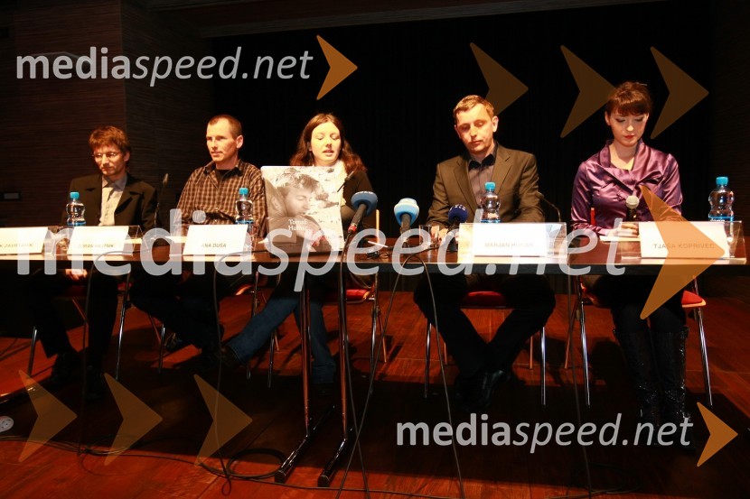 Darko Zavrtanik, Zoran Hajtnik, Marjan Humar, brat Tomaža Humarja, Ana Duša, urednica knjige ter Tjaša Koprivec, urednica Založbe Sanje
 
Tomaž Humar: Ni nemogočih poti, novinarska konferenca ob drugi dopolnjeni izdaji