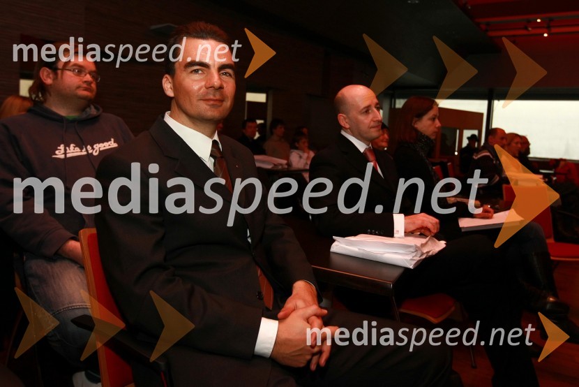 Danilo Tomšič, direktor področja prodaja in marketing v podjetju MobitelTomaž Humar: Ni nemogočih poti, novinarska konferenca ob drugi dopolnjeni izdaji