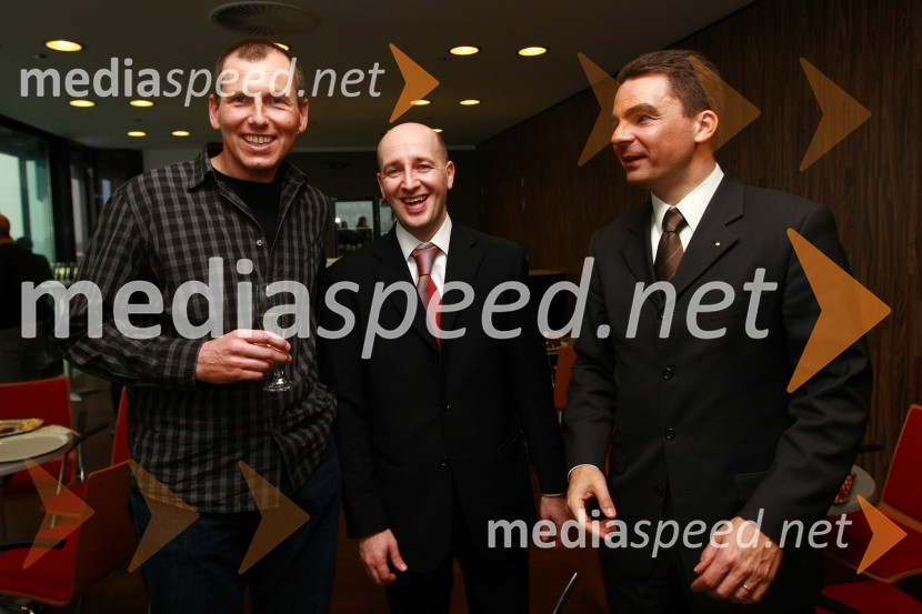 Zoran Hajtnik, ... in Danilo Tomšič, direktor področja prodaja in marketing v podjetju MobitelTomaž Humar: Ni nemogočih poti, novinarska konferenca ob drugi dopolnjeni izdaji