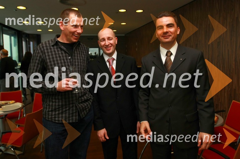 Zoran Hajtnik, ... in Danilo Tomšič, direktor področja prodaja in marketing v podjetju MobitelTomaž Humar: Ni nemogočih poti, novinarska konferenca ob drugi dopolnjeni izdaji