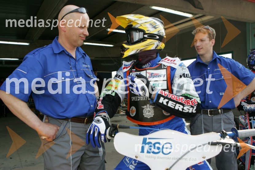 Matej Žagar (Slovenija), oče Franci (levo) in Aleš Kraljič, nekdanji spidvejist (desno), danes mehanik Mateja ŽagarjaSPEEDWAY GRAND PRIX, VN Slovenije 2006, trening