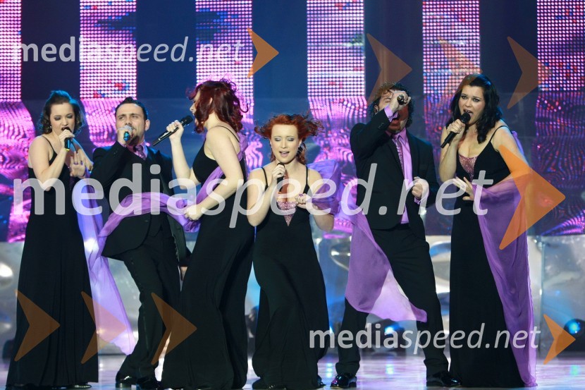 Mišo Kontrec in Jože Kontrec, člana skupine Langa ter spremljevalna skupinaEMA 2010, finale