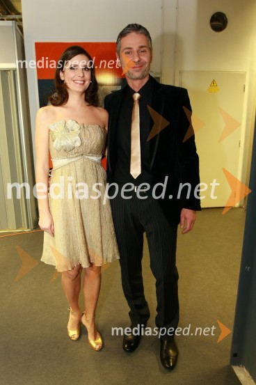Bernarda Žarn in Ivo Kores, voditeljaEMA 2010, finale
