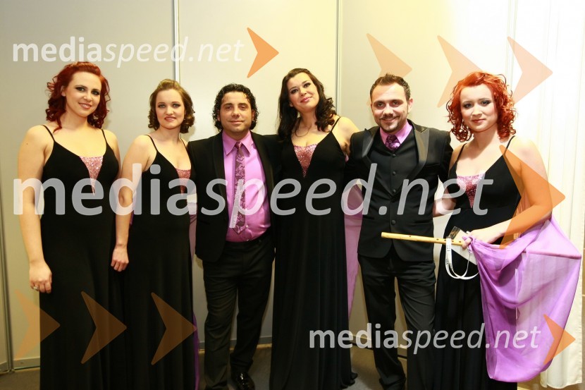 Jože Kontrec in Mišo Kontrec, člana skupine Langa ter spremljevalne pevkeEMA 2010, finale