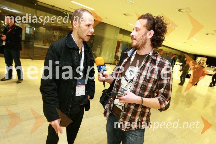 Andrej Karoli, radijski voditelj in Jernej Šavel, novinarEMA 2010, finale
