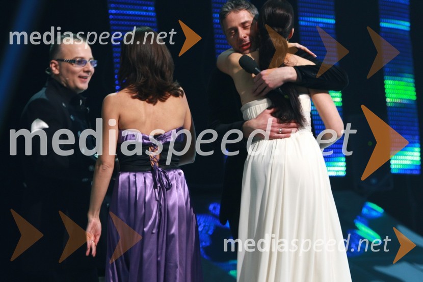 Lorella Flego in Andrea Flego, voditelja finalnega večera ter Bernarda Žarn in Ivo Kores, sovoditeljaEMA 2010, finale