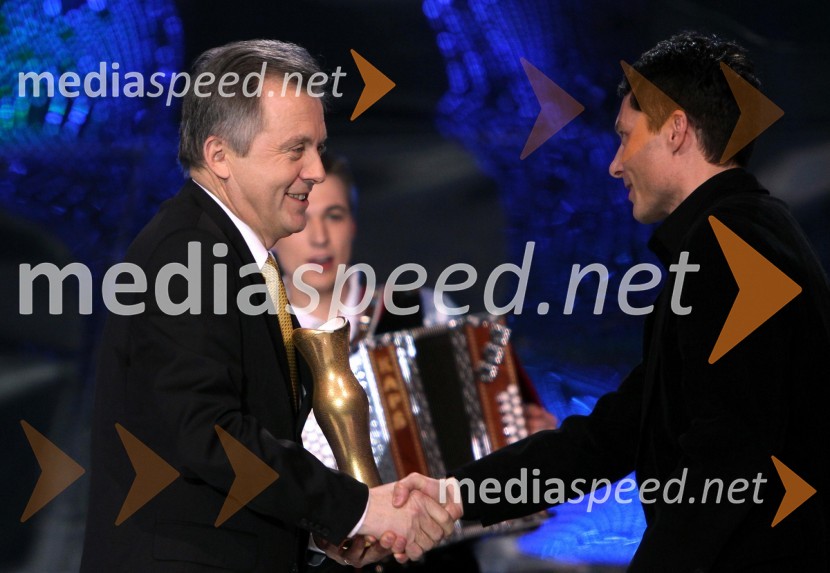 Anton Guzej, generalni direktor RTV Slovenija ter Leon Oblak, avtor besedila - zmagovalci Eme 2010EMA 2010, finale