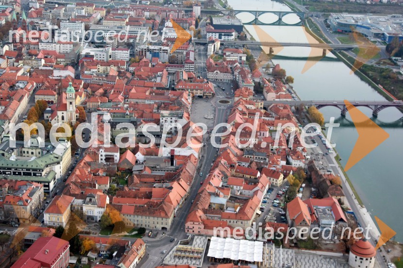 Središče mesta Maribor in reka Drava: Stari most, Dvoetažni most, Železniški most, Glavni trg, Koroška cesta, Stolna cerkev, Mariborska tržnica, Univerzitetna knjižnica Maribor, EuroparkSlovenija iz zraka