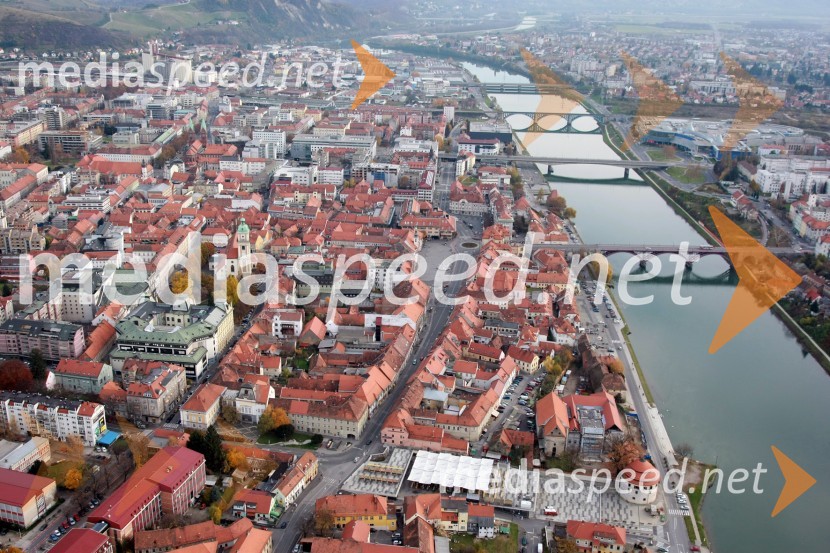 Središče mesta Maribor in reka DravaSlovenija iz zraka