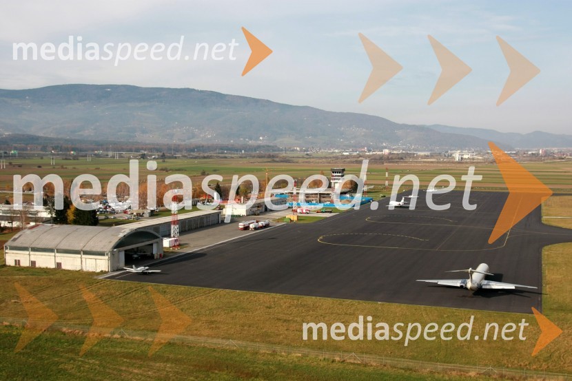 Letališče Edvarda Rusjana Maribor, v ozadju PohorjeSlovenija iz zraka