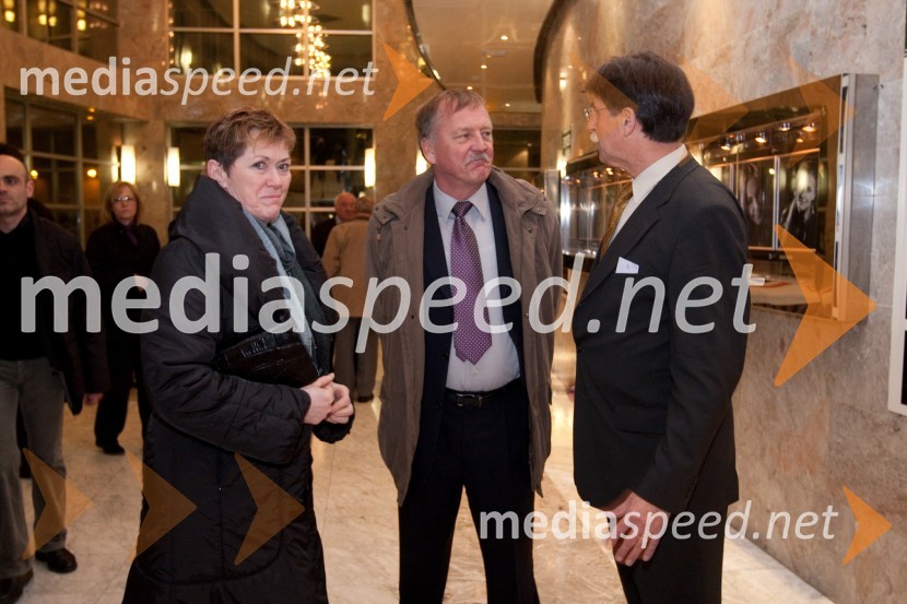 Bojan Bratina, ravnatelj gimnazije s soprogo in Jožko Čuk, direktor Slovenskega narodnega gledališča (SNG) Nova GoricaStriček Vanja, premiera v SNG Nova Gorica