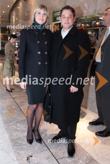 Matej Arčon, podžupan Nove Gorice s soprogoStriček Vanja, premiera v SNG Nova Gorica