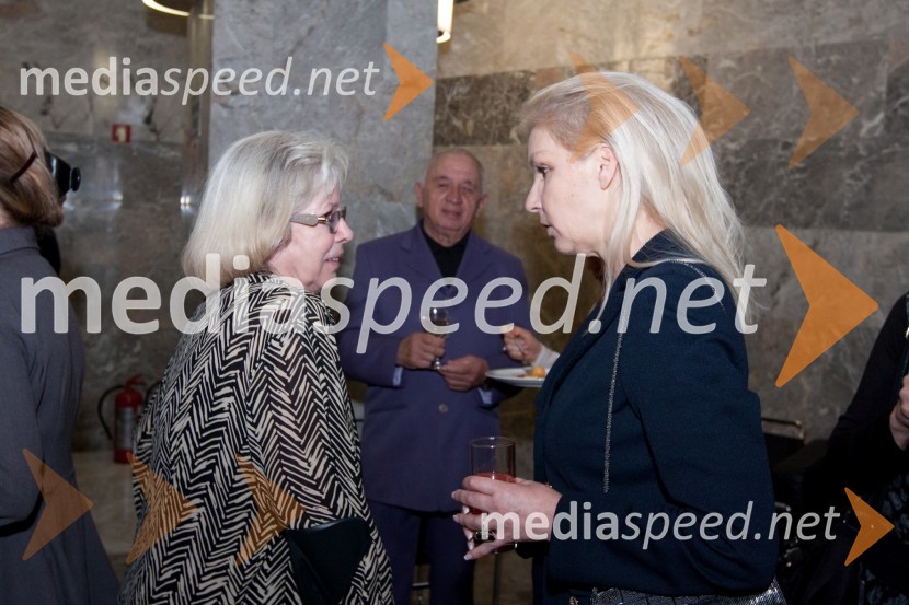 Teja Glažar, igralka in Nada Hrovat, administratorka v SNG NGStriček Vanja, premiera v SNG Nova Gorica