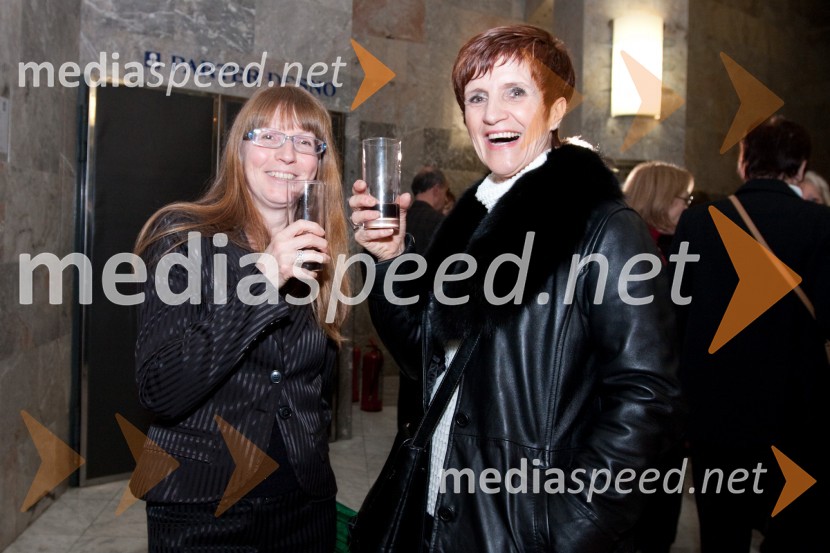 Iva Koršič, novinarka Novega Glasu in Branka Štrukelj, organizator v SNG NGStriček Vanja, premiera v SNG Nova Gorica