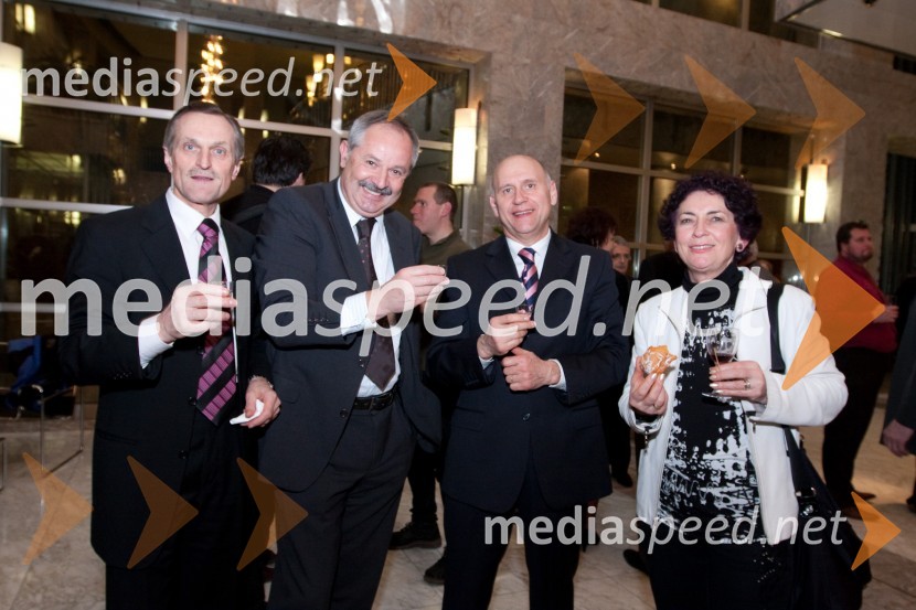 Marjan Širaj, Ajpes, Marjan Mateta, direktor Mitol Sežana in Cveto Stanič, podpredsednik evropskega interesnega združenja delodajalcev s soprogo NedoStriček Vanja, premiera v SNG Nova Gorica