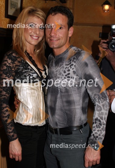 Vesna Vitrih, slikarka in Miss Interneta 2003 in Tomaž Barada, taekwondoist in kickboksarPatricks Pub, otvoritev prenovljenega lokala