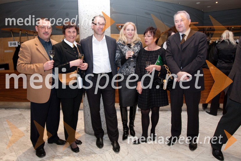 Aleš Bucik, župan občine Renče Vogrsko, soproga Ingrid Kašca Bucik, novinarka, Črtomir Špacapan, direktor Razvojne agencije Severne Primorske, soproga Tatjana Špacapan, nekdanja reprezentantka v namiznem tenisu, Maja Jerman Bratec, direktorica JSKD OI Nova Gorica s soprogom BojanomStriček Vanja, premiera v SNG Nova Gorica