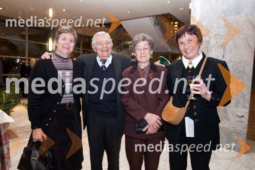 Velko Jelaska, najstarejši abonent z družino in Ingrid Kašca Bucik, novinarkaStriček Vanja, premiera v SNG Nova Gorica