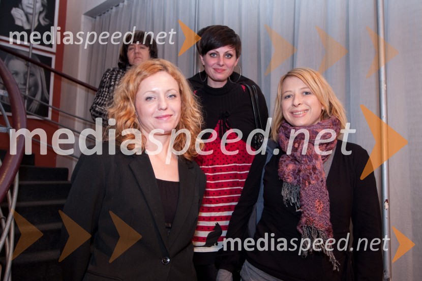 Tina Kosi, upravnica in umetniški vodja SLG Celje,sestra Maja in Tatjana DomaDrama o Mirjani in tistih okrog nje