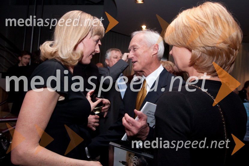 Judita Zidar, igralka, 	Janez Pergar, predsednik upravnega odbora podjetja Kompas d.d. in soproga Nevenka Črešnar Pergar, lastnica in direktorica podjetja NP ConsultingDrama o Mirjani in tistih okrog nje