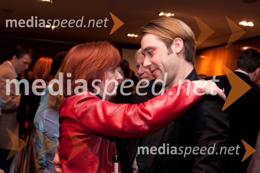 Maja Cerar, lektorica in Rok Kunaver, igralevDrama o Mirjani in tistih okrog nje