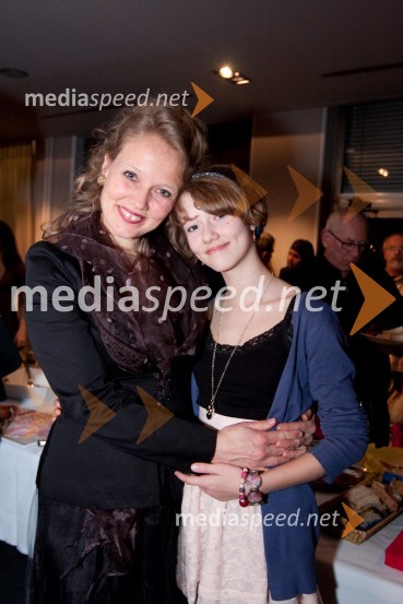 Jette Ostan Vejrup in hči LaraDrama o Mirjani in tistih okrog nje