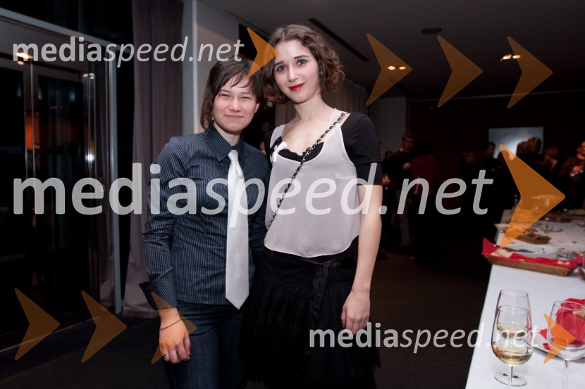 Eva Jagodic, pomočnica dramaturginje in Eva Mahkovic, dramaturginjaDrama o Mirjani in tistih okrog nje