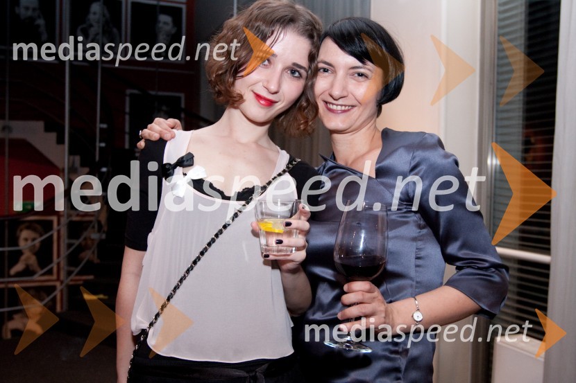 Eva Mahkovic, dramaturginja in Petra Pogorevc, dramaturginjaDrama o Mirjani in tistih okrog nje