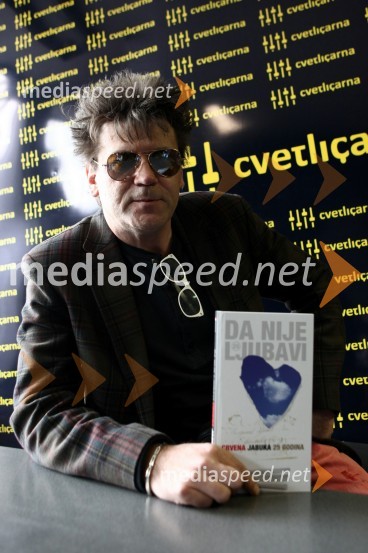 Dražen Žerić Žera, pevec skupine Crvena jabukaCrvena Jabuka, novinarska konferenca