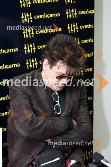 Dražen Žerić Žera, pevec skupine Crvena jabukaCrvena Jabuka, novinarska konferenca