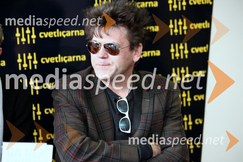 Dražen Žerić Žera, pevec skupine Crvena jabukaCrvena Jabuka, novinarska konferenca