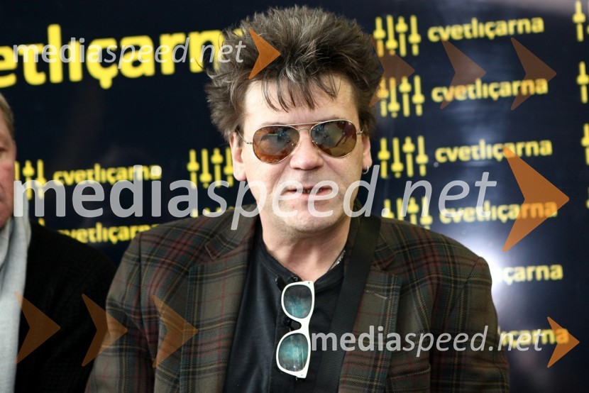 Dražen Žerić Žera, pevec skupine Crvena jabukaCrvena Jabuka, novinarska konferenca