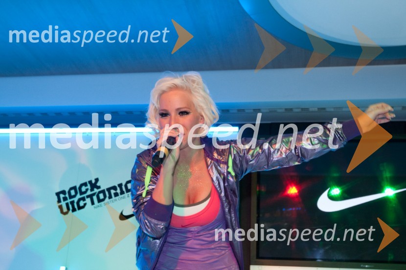 Alya, pevkaNike zabava