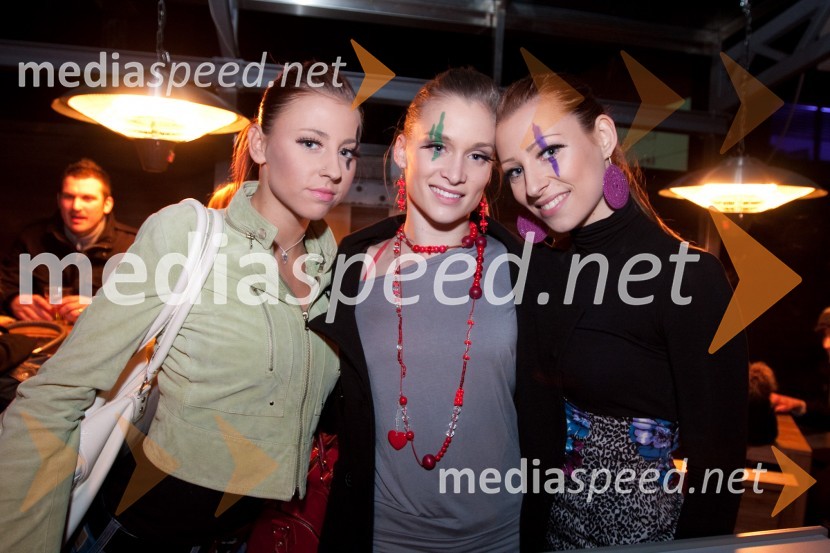 Manca Čuček, Nina Ogrin, aerobična inštruktorica in Sara KapičNike zabava