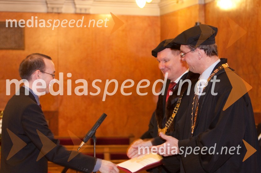 Boštjan Bajec, doktorant Filozofske fakultete, prorektor prof. dr. Miha Juhart in prof. dr. Valentin Bucik, dekan Filozofske fakultetePromocija doktorjev znanosti na Univerzi v Ljubljani