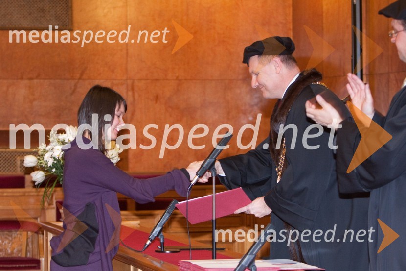 Varja Balžalorsky, doktorantka Filozofske fakultete in prorektor prof. dr. Miha JuhartPromocija doktorjev znanosti na Univerzi v Ljubljani