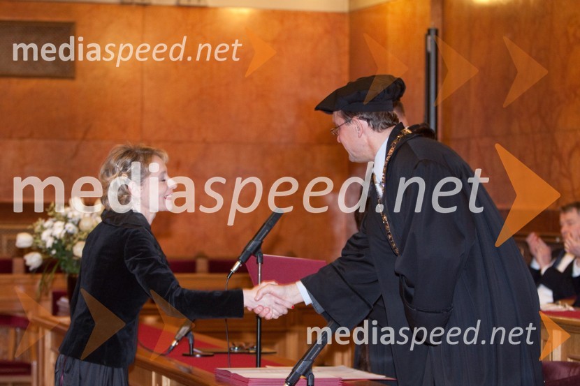 Daria Betocchi, doktorantka Filozofske fakultete in prof. dr. Valentin Bucik, dekan Filozofske fakultetePromocija doktorjev znanosti na Univerzi v Ljubljani