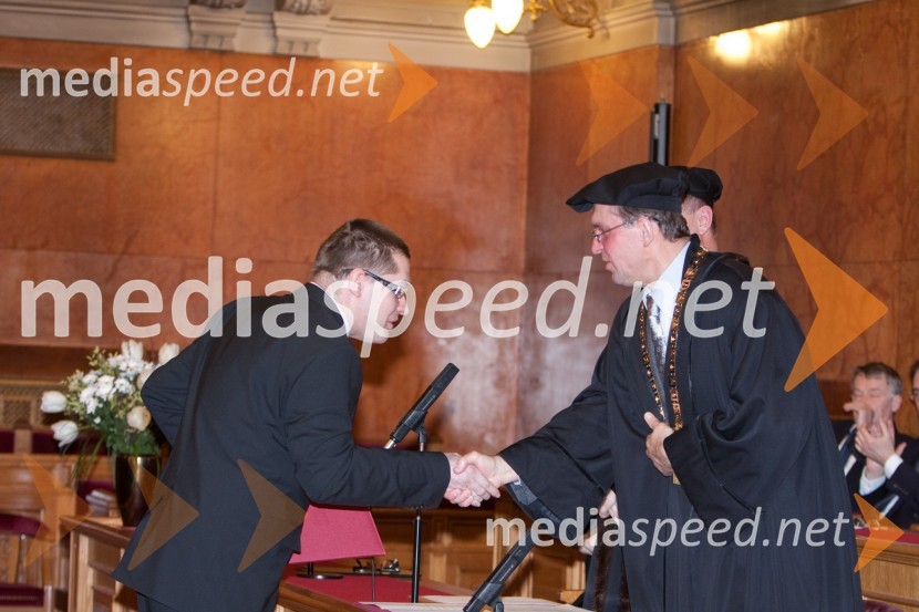 Aleš Maver, doktorant na Filozofski fakulteti in prof. dr. Valentin Bucik, dekan Filozofske fakultetePromocija doktorjev znanosti na Univerzi v Ljubljani