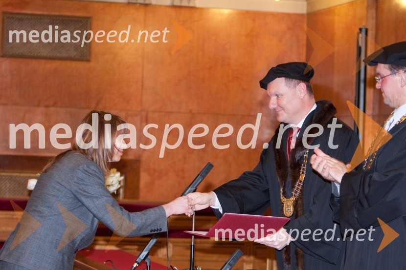 Deborah Rogoznica, doktorantka na Filozofski fakulteti in prorektor prof. dr. Miha JuhartPromocija doktorjev znanosti na Univerzi v Ljubljani