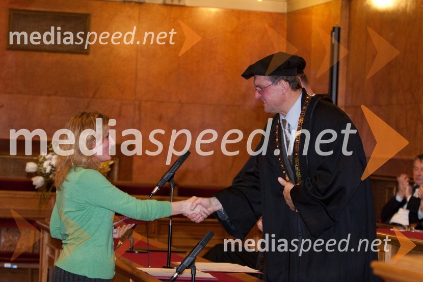 Tanja Rupnik Vec, doktorantka na Filozofski fakulteti in prof. dr. Valentin Bucik, dekan Filozofske fakultetePromocija doktorjev znanosti na Univerzi v Ljubljani