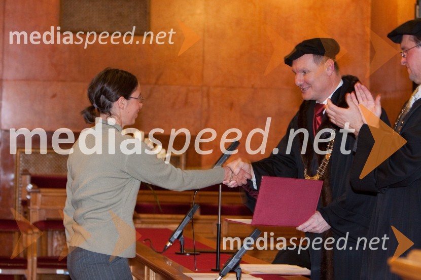 Mojca Stritar, doktorantka na Filozofski fakulteti in prorektor prof. dr. Miha JuhartPromocija doktorjev znanosti na Univerzi v Ljubljani